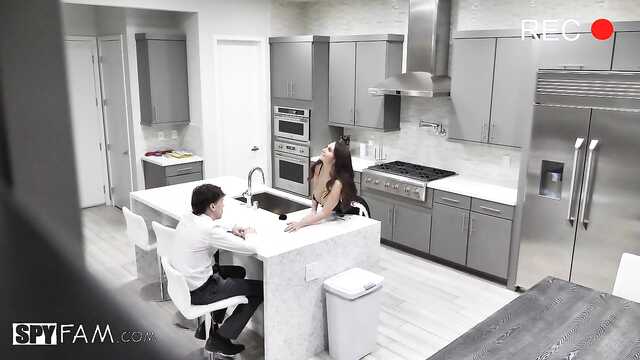 Пацан завершил работу и подвел подругу.