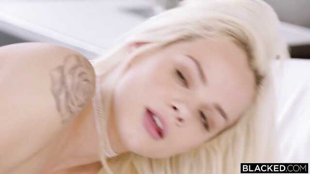 Blondynka pieściła czarny długi penis