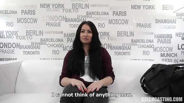 Morena se la follan delante de la cámara con un hombre experimentado