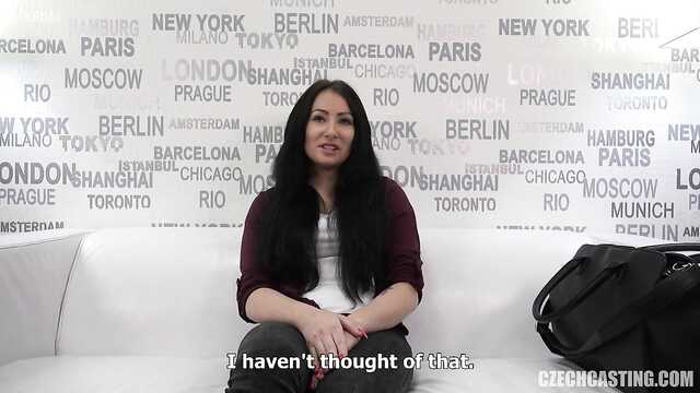 Morena se la follan delante de la cámara con un hombre experimentado