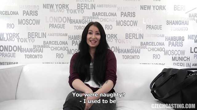 Morena se la follan delante de la cámara con un hombre experimentado