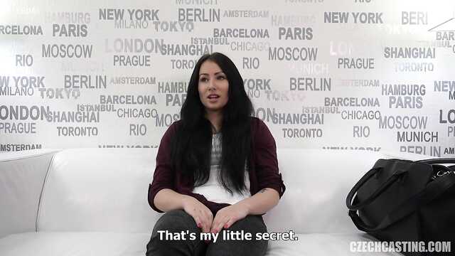 Morena se la follan delante de la cámara con un hombre experimentado