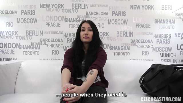 Morena se la follan delante de la cámara con un hombre experimentado