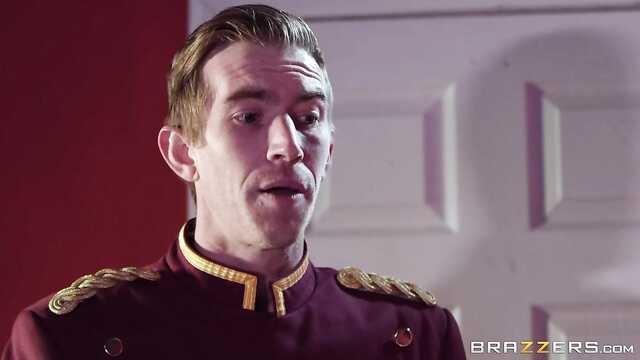 Lokaj spotkał się w pokoju hotelowym i przeleciał klientkę