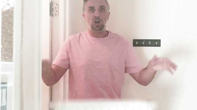 Biały facet rozluźnił kutasem murzynkę w łóżku