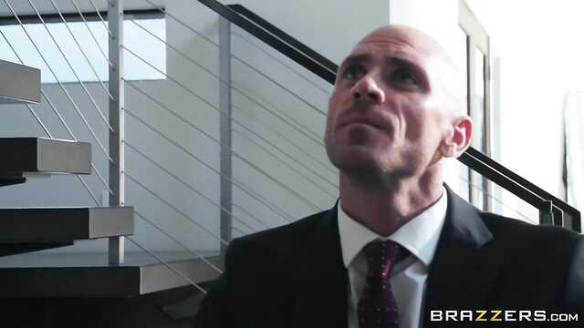 Der Mann streichelt mit einem starken Stock eine schlanke milf