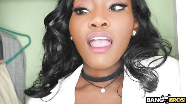 Екі қара әйел спортшыны Еркелетіп жоғары көтереді