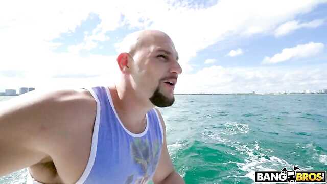 Liebhaber auf der Yacht genießt die Löcher des Mädchens