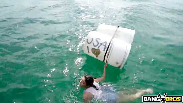 Liebhaber auf der Yacht genießt die Löcher des Mädchens