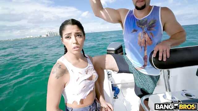 Liebhaber auf der Yacht genießt die Löcher des Mädchens