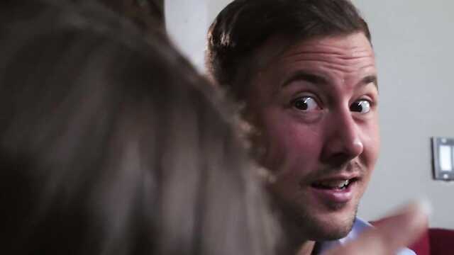 Девушка и молодой друг: секс на диване.