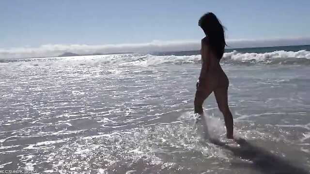 Salope est sorti sur la neige et se branle la chatte douce