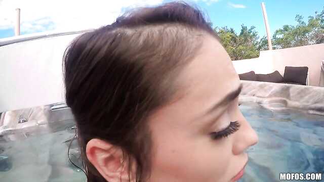 Morena perto da piscina pulou em um falo