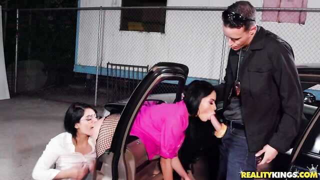 Паркингтегі ер адам екі шатасумен долбит