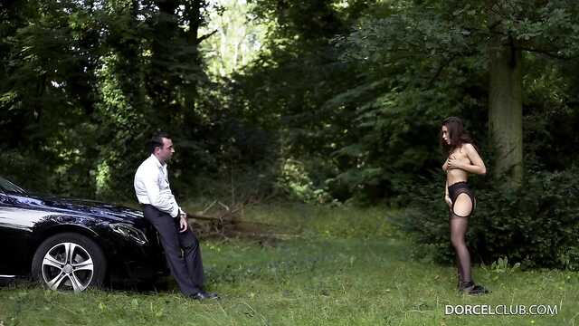 O abeto traz variedade ao sexo com sua namorada e a tem na natureza