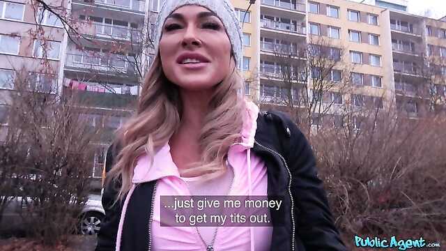 Пикапер завоёвал сердце блондинки в автомобиле