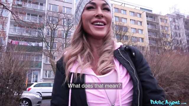 Пикапер завоёвал сердце блондинки в автомобиле