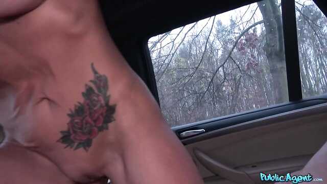 Пикапер завоёвал сердце блондинки в автомобиле