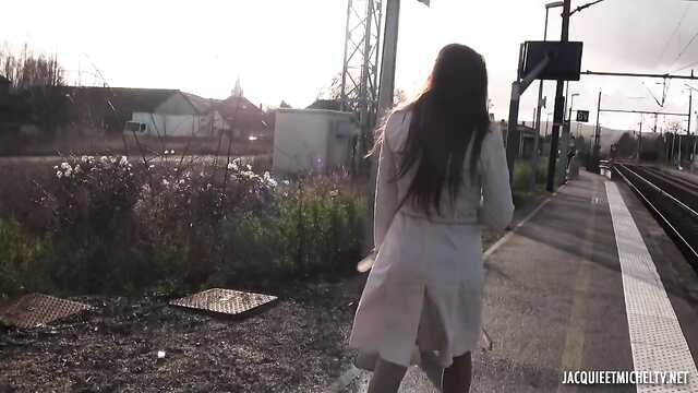 Брюнетка в истерике от анальной долбежки с негром.