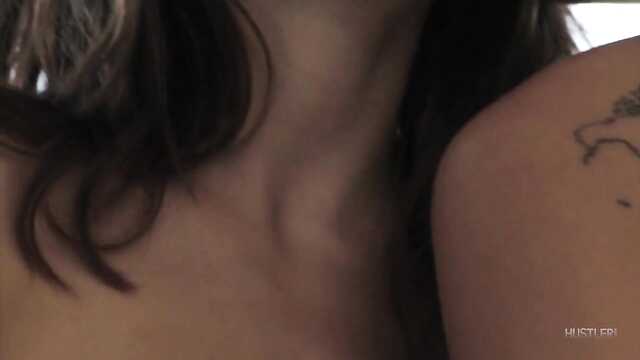 Dziewczyny delikatnie pieszczą palcami Śliczne dziurki