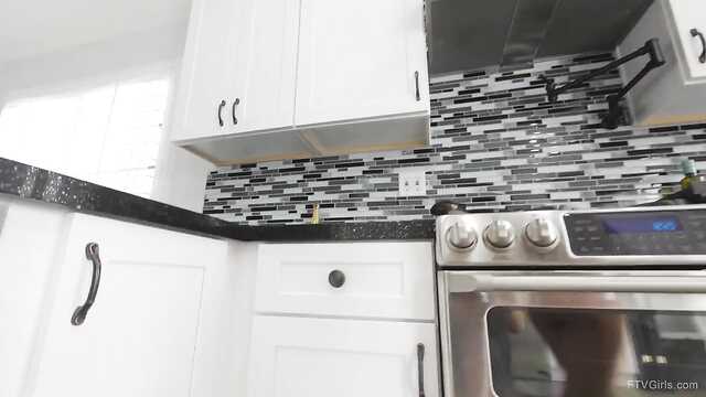 Қыз тікелей ас үстелінде дрочит пилотку