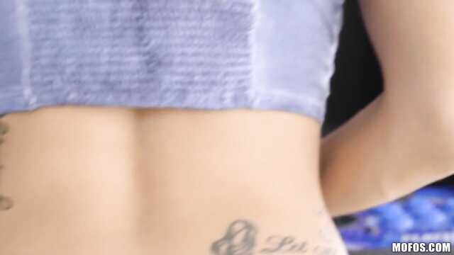 Chłopak relaksuje kutasem owłosioną kochankę