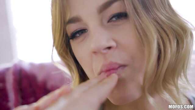 Chłopak relaksuje kutasem owłosioną kochankę