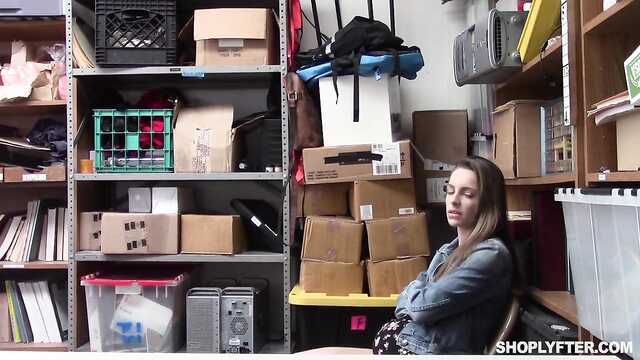 Der Wachmann schlägt eine vulgäre Schlampe mächtig in das Lagerhaus