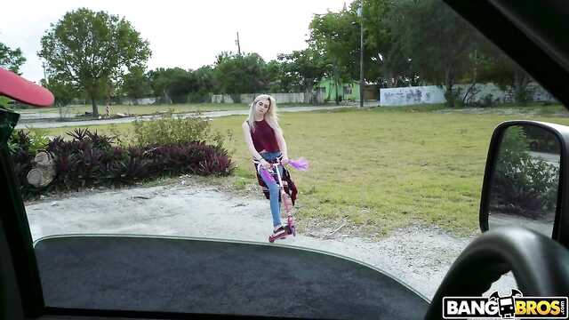 Rubia se acostó con el conductor en su coche