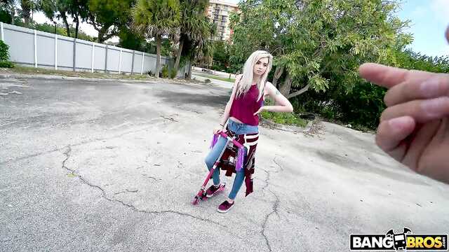 Rubia se acostó con el conductor en su coche