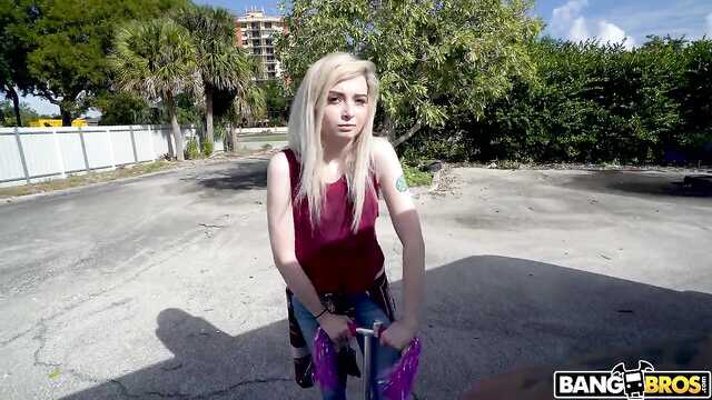 Rubia se acostó con el conductor en su coche