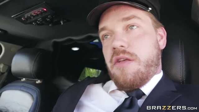 Der Fahrer hat eine vollbusige milf in die Muschi gegossen