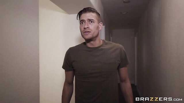 Спортсмен заливает сперму двум голым девушкам.