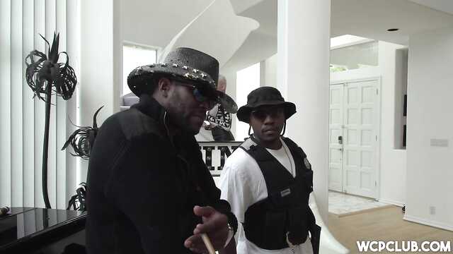 Schwarzer macho schiebt harten saftigen Schlauch in Nachbarin