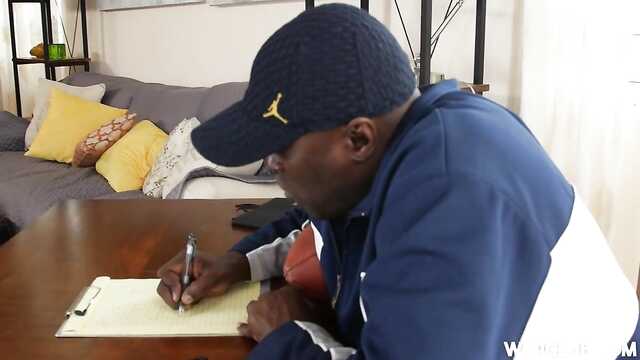 Милфа достигает оргазма с курьером.