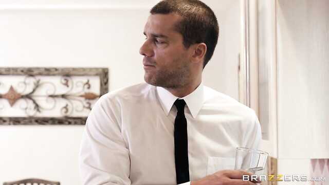 Silny mężczyzna wrócił do domu i przeleciał żonę