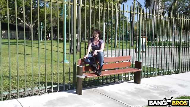 Athlète baisée maîtresse dans une grande voiture