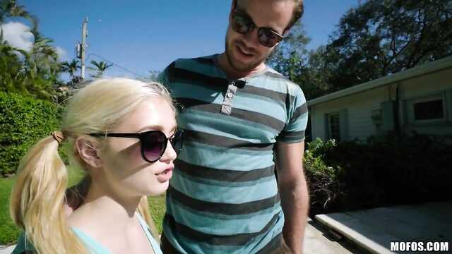 Брюнет, занимаясь еблей во дворе у соседки.