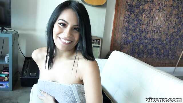 Танцует с радостью: Стройная мулатка и ее сосед-любовник.