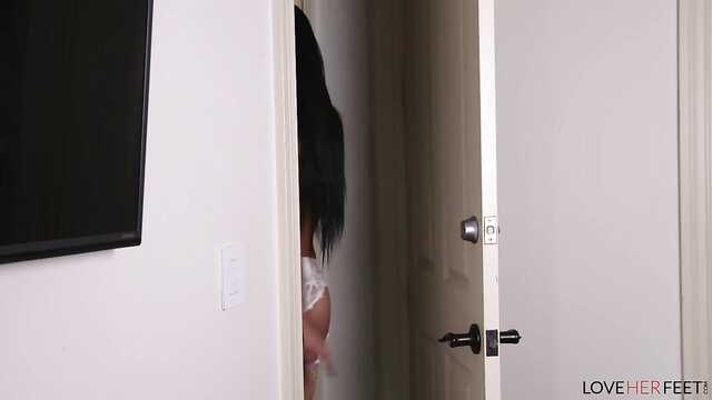 Латинка делает мужчине ноготочку с помощью вагины.