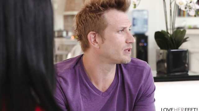 Brunetka wali konia nogami twardy kij kochanka