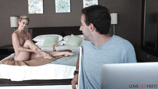 Аққұбалар ұйымдастырды футфетиш с красавчиком