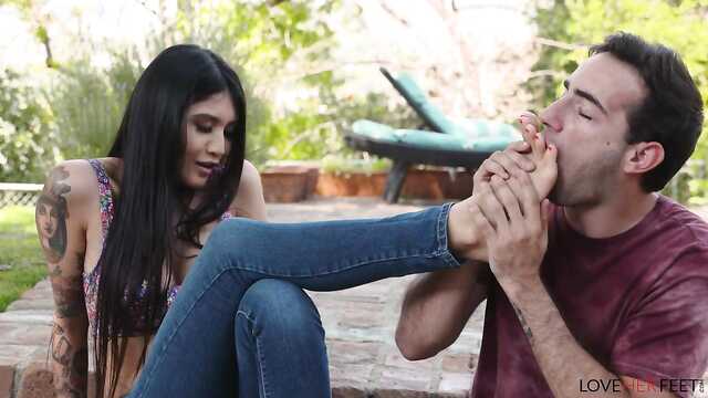 Парень и брюнетка: свидание на улице.