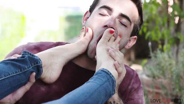 Парень и брюнетка: свидание на улице.