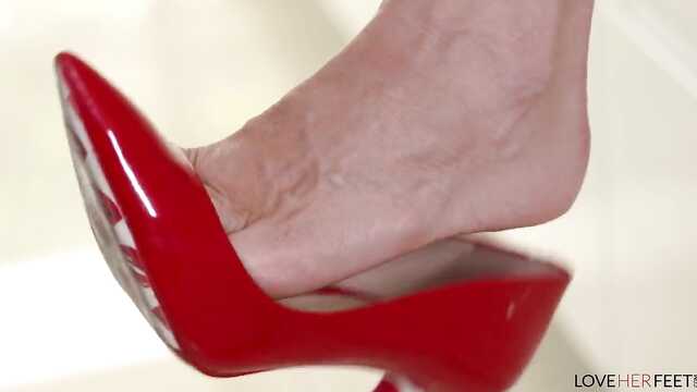 Blondyn ugniata rano pochwy dziewczyny