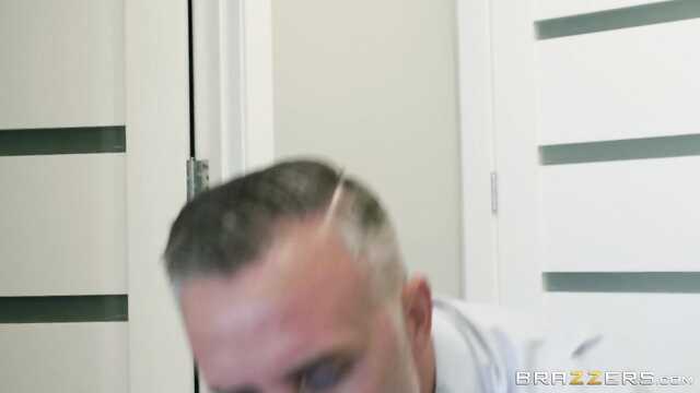 Сексуальная повариха затронула соседа.