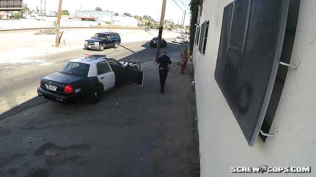 O abyhara não suportou e fodeu no beco blonde