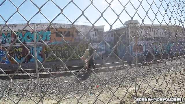 O abyhara não suportou e fodeu no beco blonde