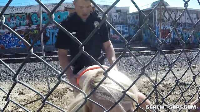 O abyhara não suportou e fodeu no beco blonde