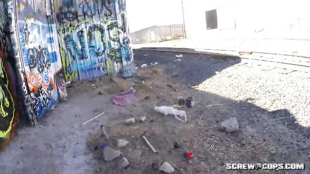 O abyhara não suportou e fodeu no beco blonde